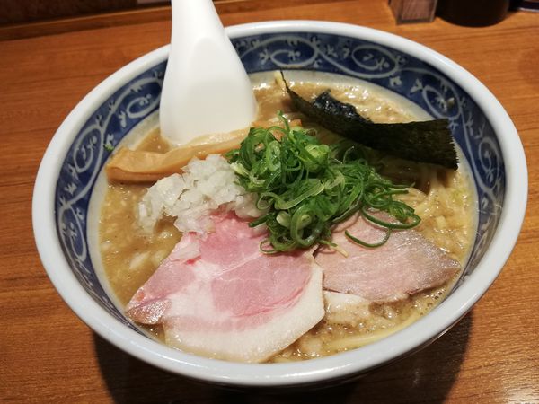 「豚骨魚介そば2種のチャーシュー添え」@寿製麺よしかわ 川越店の写真