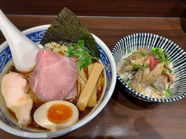 「黒醤油煮干しそば、いわし丼」@寿製麺 よしかわ 西台駅前店の写真