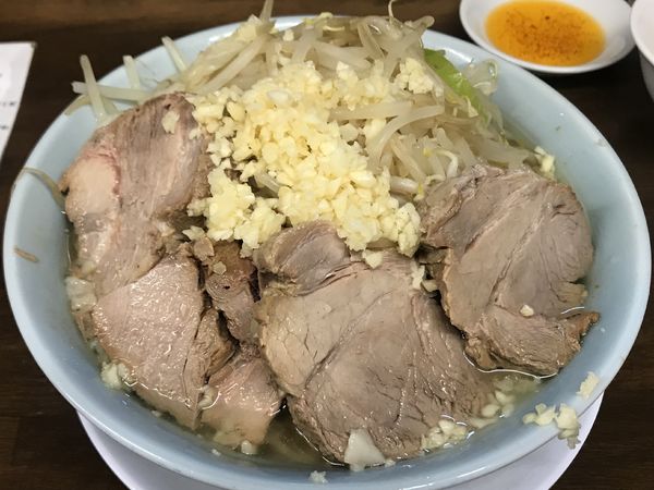 「小豚、麺かため、にんにく、辣油&生卵&黒烏龍茶」@らーめん玄の写真