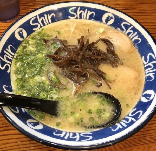 「博多ShinShinらーめん(700円)＋替玉(150円)」@博多らーめん ShinShin 天神本店の写真