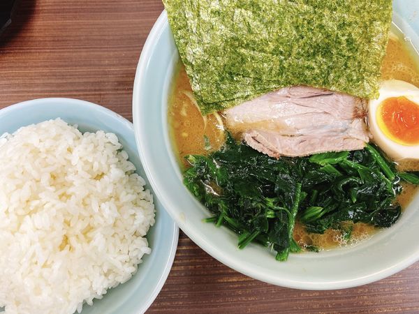 「特製ラーメン＋ホウレン草」@横浜家系らーめん 武蔵家 川口店の写真