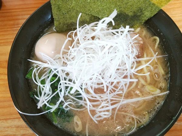 「中盛ラーメン玉子入り＋白髪ねぎ」@巓の写真