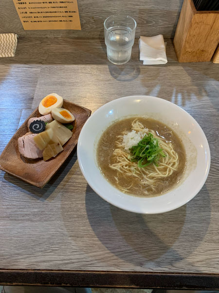 「鰹と煮干の濃いラーメンTP味玉とカツオの和え玉」@ニボシラァメン コハクの写真