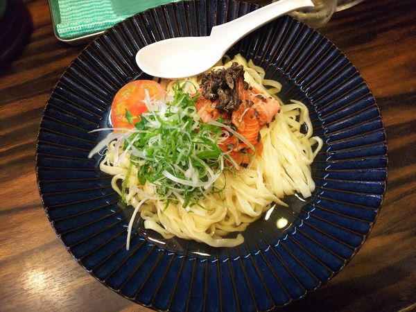 「ヤシオマスとオリーブの実とカツオ出汁の冷やし　1300円」@稲荷屋の写真