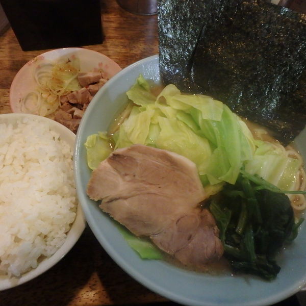 「らーめん750円キャベツ100円ネギチャーシュー盛100円他」@横浜家系ラーメン 家家家 錦糸町店の写真