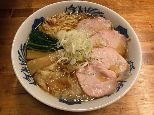 「手打ちらーめん 東北サイズ（200g）+ピロピロ皮ワンタン」@西荻燈の写真