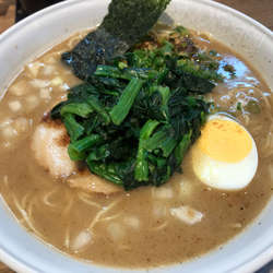 豚そば銀次郎大盛固めほうれん草無料　940円