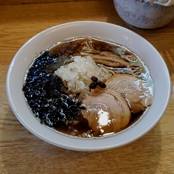 「醤油らーめん＋黒いバラ海苔」@麺処 あずきの写真
