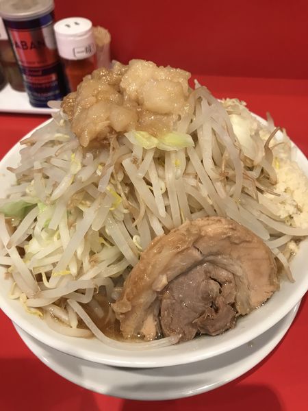 「ラーメン(ニンニクしょうが普通、ヤサイアブラ中)玉節」@ボディブローの写真