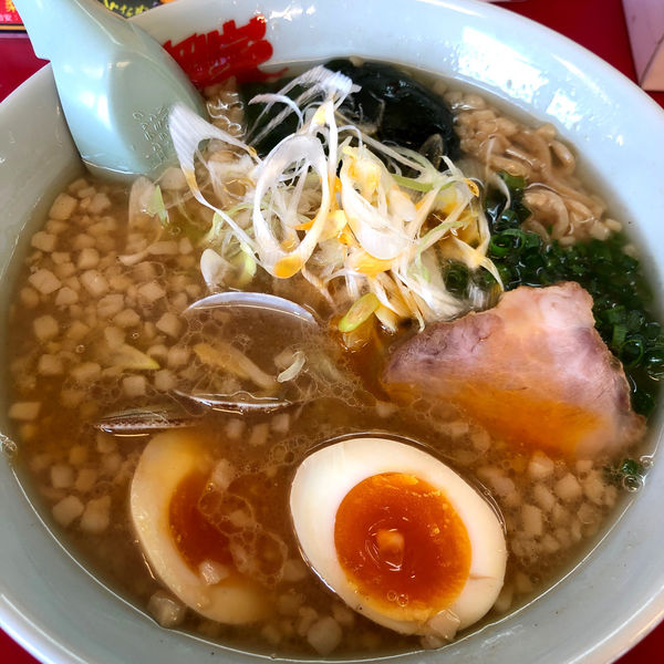 「海老薫る（えびかおる）濃厚あさり醤油ラーメン　味玉」@ラーメン山岡家 大泉店の写真