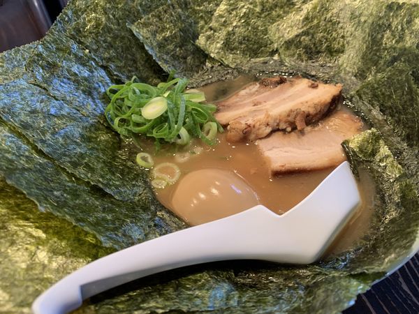 「豚骨醤油ラーメン　のり　味玉」@横浜家系元町家の写真