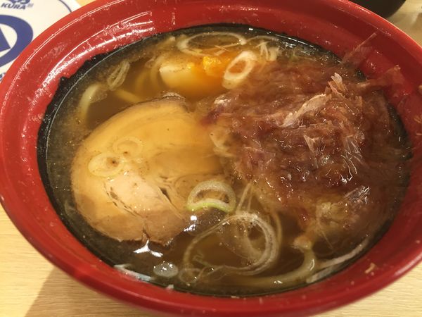 「追いかつお醤油ラーメン（390円）」@くら寿司 浅草ロックス店の写真