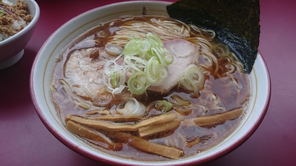「ミックスラーメン大盛り（900円）＋そぼろごはん（100円）」@戸越らーめん えにしの写真