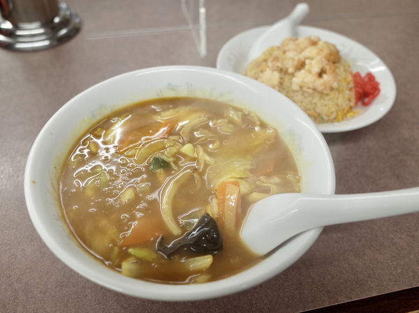 「カレーラーメン…750円・エビ入り炒飯…750円‬」@中華ファミリーレストラン ささかつの写真