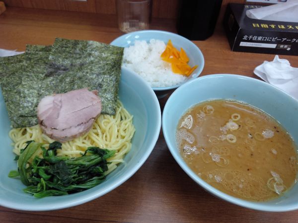 「つけ麺 並650円硬め濃いめ多めライス」@横浜ラーメン 武蔵家 北千住店の写真