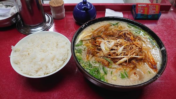 「もつラーメン大盛り、並ライス」@とん平食堂の写真