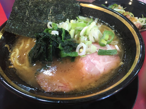 「【限定】丿貫コラボ ガーリックシュリンプ＋半賄い飯」@家系ラーメン とらきち家の写真