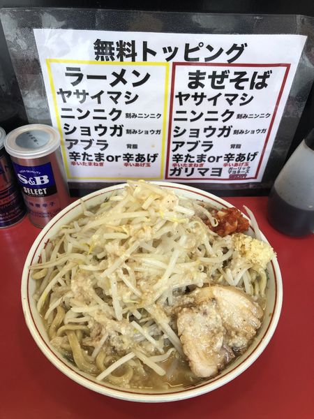 「ラーメン（大500gヤサイマシニンニクアブラ辛たま）」@用心棒 本号の写真