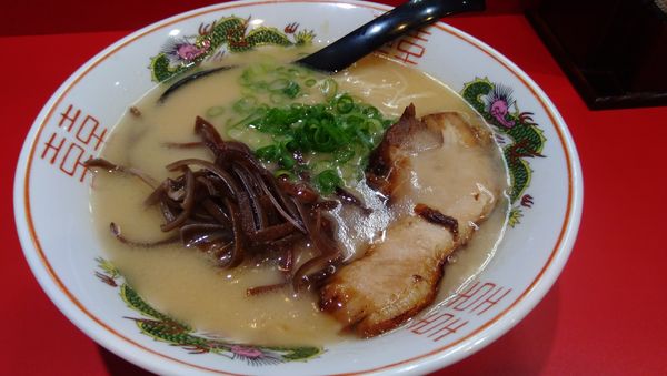「豚骨ラーメン(550円)＋替え玉(100円)」@釜炊き豚骨らーめん マルハ軒の写真