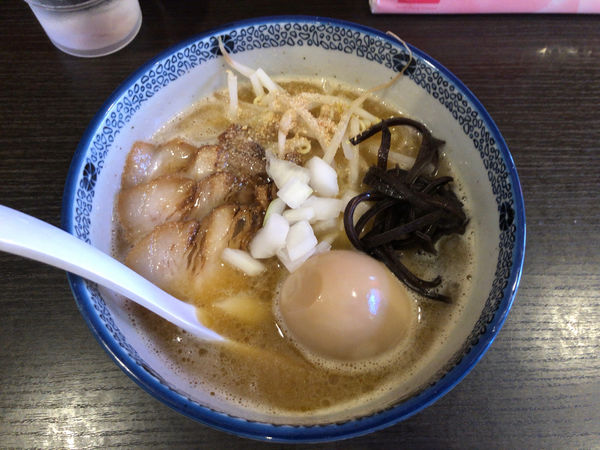 「特製豚骨らーめん(正油) + 替玉」@三鷹食堂いなりの写真