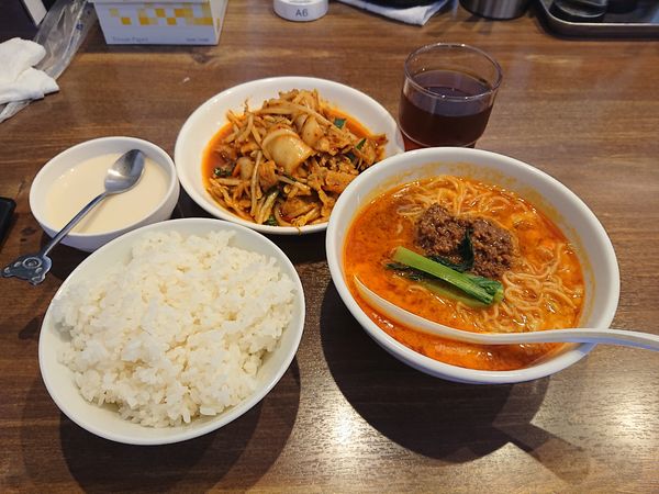 「陳麻家定食(豚キムチ＋半担々麺)950円→600円」@陳麻家 高崎駅西口店の写真