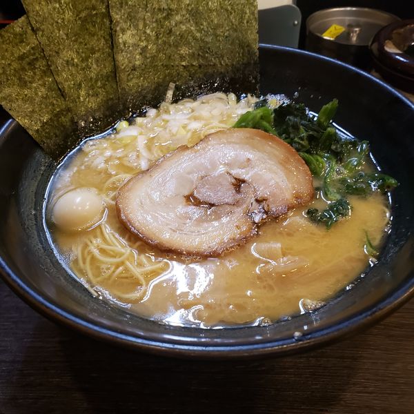 「醤油豚骨ラーメン細麺」@松壱家 藤沢南口店の写真
