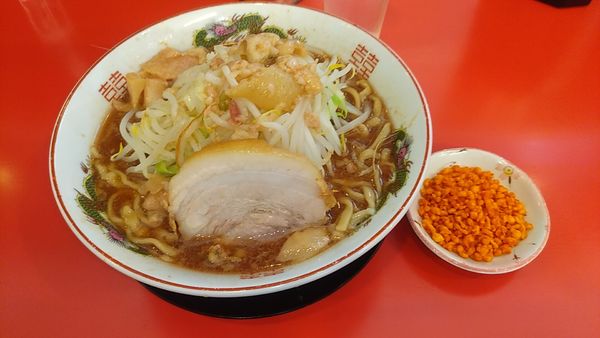 「ラーメン小（780円）＋ほぐし豚（100円）」@鷹の目 獨協大学前本店の写真