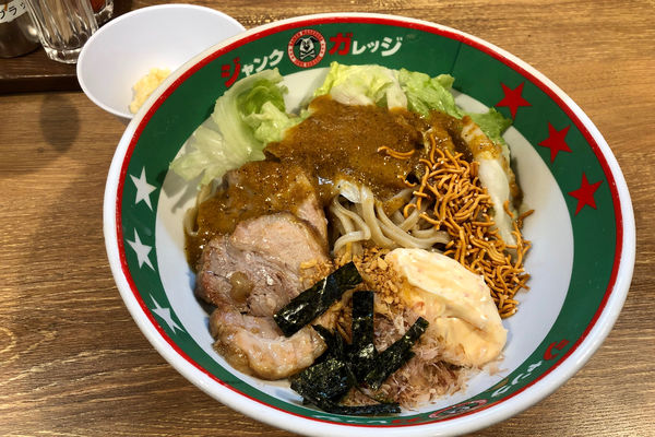 「冷やしまぜそば780円+1豚増し100円」@ジャンクガレッジ 川越小堤店の写真