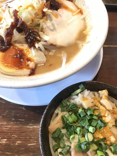 「辛味噌ラーメン、サービスミニヒトウ丼」@飛騰の写真