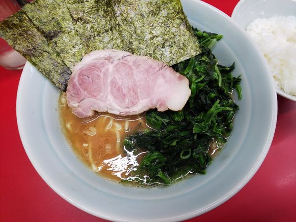 「ほうれん草らーめん（並）＋ライス（無料）　750円」@家系らーめん 武将家の写真