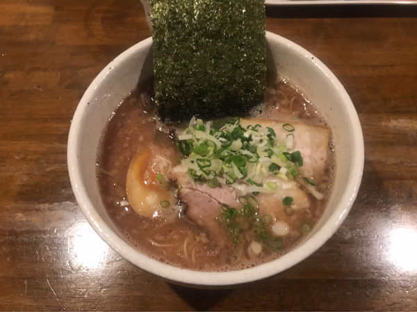 「醤油豚骨ラーメン」@豚骨らーめん いちご家の写真