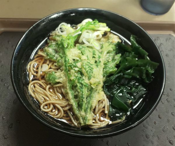「春菊天そば」@富士そば 新小岩店の写真