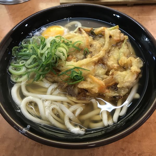 「かき揚げ(¥400)+生玉子(¥80)」@都そば 三ノ宮サンシティー店の写真