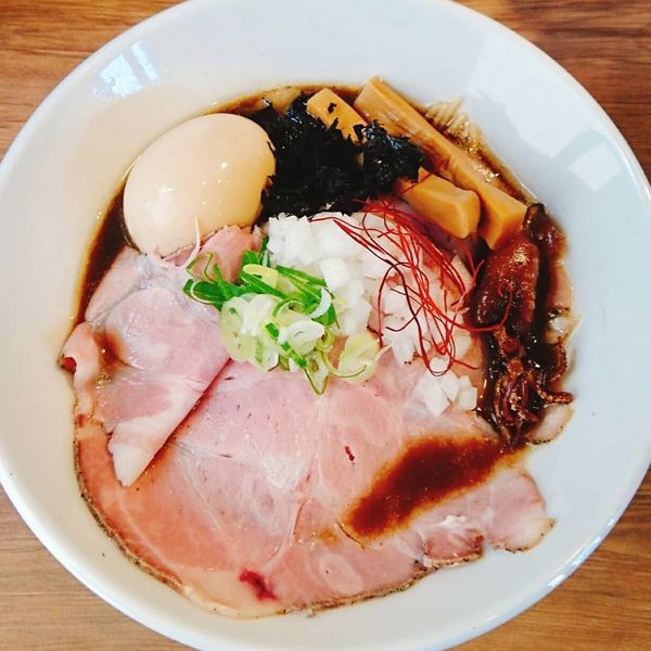 「限定烏賊煮干そばver1全部乗せ＋限定烏賊の和え玉」@煮干拉麺 小烏丸 問屋町店の写真