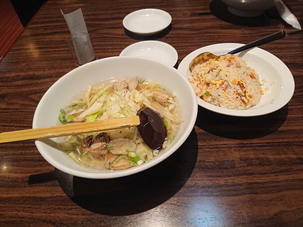 「本日のランチ①(塩味あさりラーメン＋五目チャーハン)800円」@上海華龍 ヤマダ電機LABI1高崎店の写真