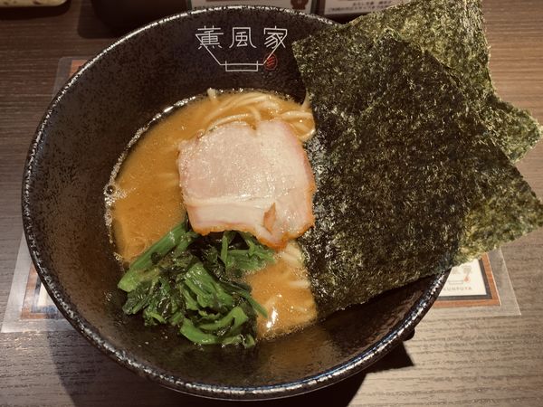 「家系ラーメン（並）」@横浜家系 薫風家の写真
