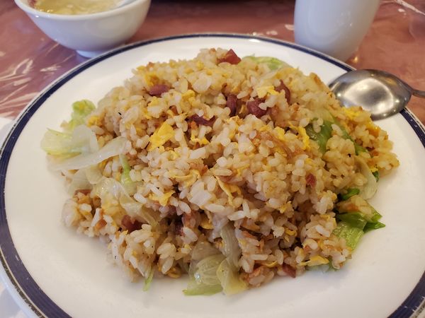 「レタスと腸詰のガーリック炒飯」@獅門酒楼の写真