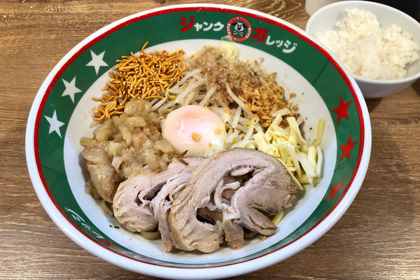 「豚マシまぜそば880円+ごはん小70円」@ジャンクガレッジ 越生店の写真