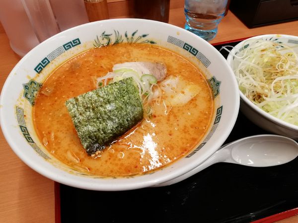 「ピリ辛とんこつネギラーメン」@日高屋 川越西口店の写真