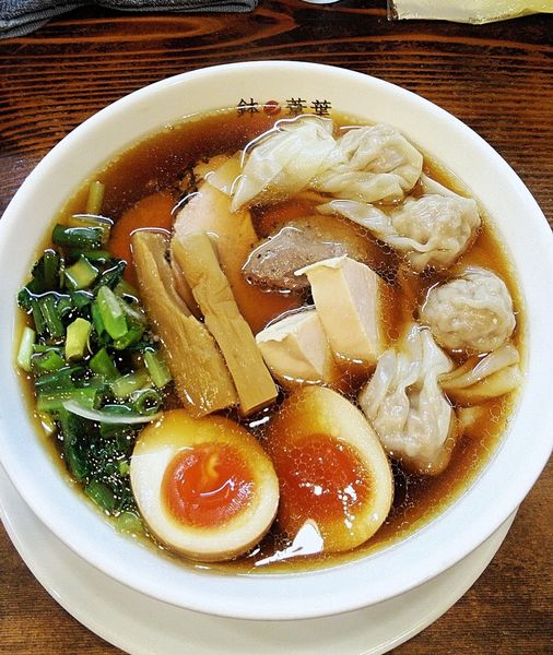 「醤油ちゃーしゅーわんたん麺1200円＋くん玉100円」@らーめん 鉢ノ葦葉の写真