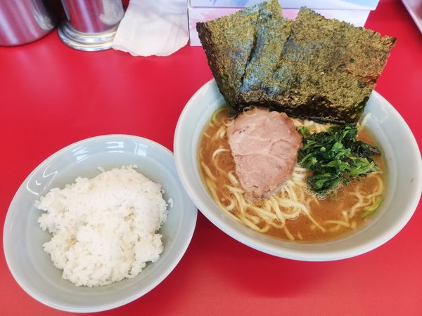 「ラーメン　並　650円　サービスライス」@横浜ラーメン 武蔵家 東名川崎店の写真