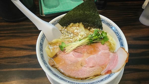 「ワンタン麺(細麺)950円」@稲荷屋の写真