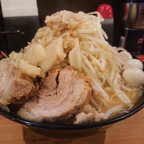 「大ラーメン880円、うずら100円(ヤサイニンニクアブラ)」@ラーメン二郎 会津若松駅前店の写真