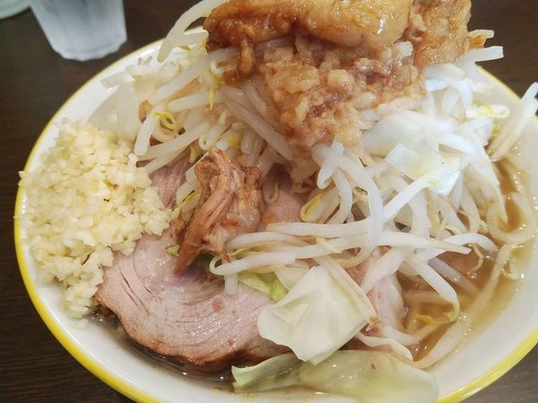 「ラーメン＋ブタ1枚（麺少なめ、やさいあぶらマシにんにく）」@ラーメン イエロー 御徒町店の写真