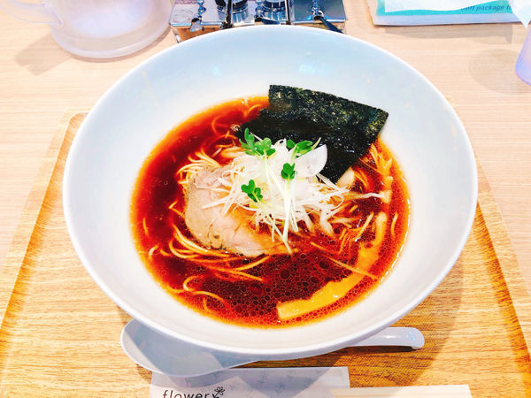 「濃厚しょうゆラーメン」@濃厚しょうゆラーメン 自家製麺 フラワーの写真
