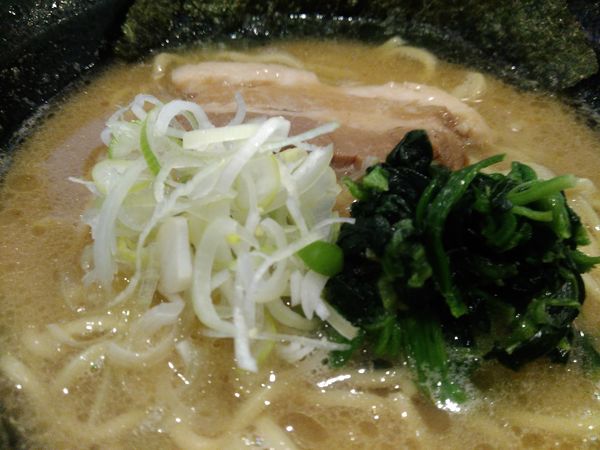 「とんこつ醤油ラーメン」@麺屋 亀城の写真