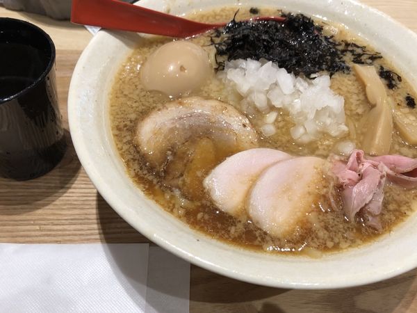 「得製背脂醤油らー麺 大盛」@焼きあご塩らー麺 たかはし マルイファミリー溝口店の写真