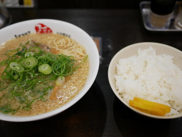 「ラーメン 並 麺30秒硬め＋脂多め＋セルフ辛いの多め＋セルフ」@京都銀閣寺 ますたにラーメン 日本橋本店の写真