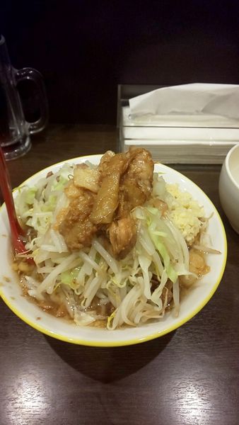 「並ラーメン麺少なめ➕生たまご」@ラーメン イエロー 御徒町店の写真