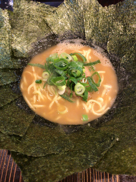 「横浜らーめん並 海苔増し」@横濱家系らーめん 千種家の写真